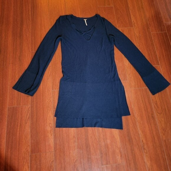 Free People Tops - Free People Criss Cross V-Neck Long Sleeve Knit Tunic Blue Slits Medium FLAWS